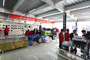 标准的汽车抛光实训工位