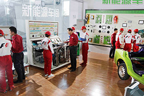 标准的汽车整车实训工位